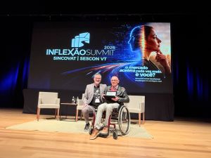Gerson Diehl entregou homenagem para homenageado Elson Bender