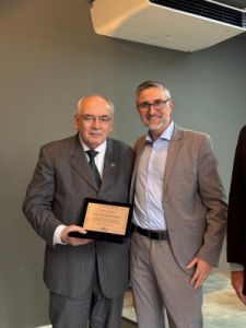 Presidente do Sincovat, Gerson Diehl entregou placa para José João Appel Mattos 